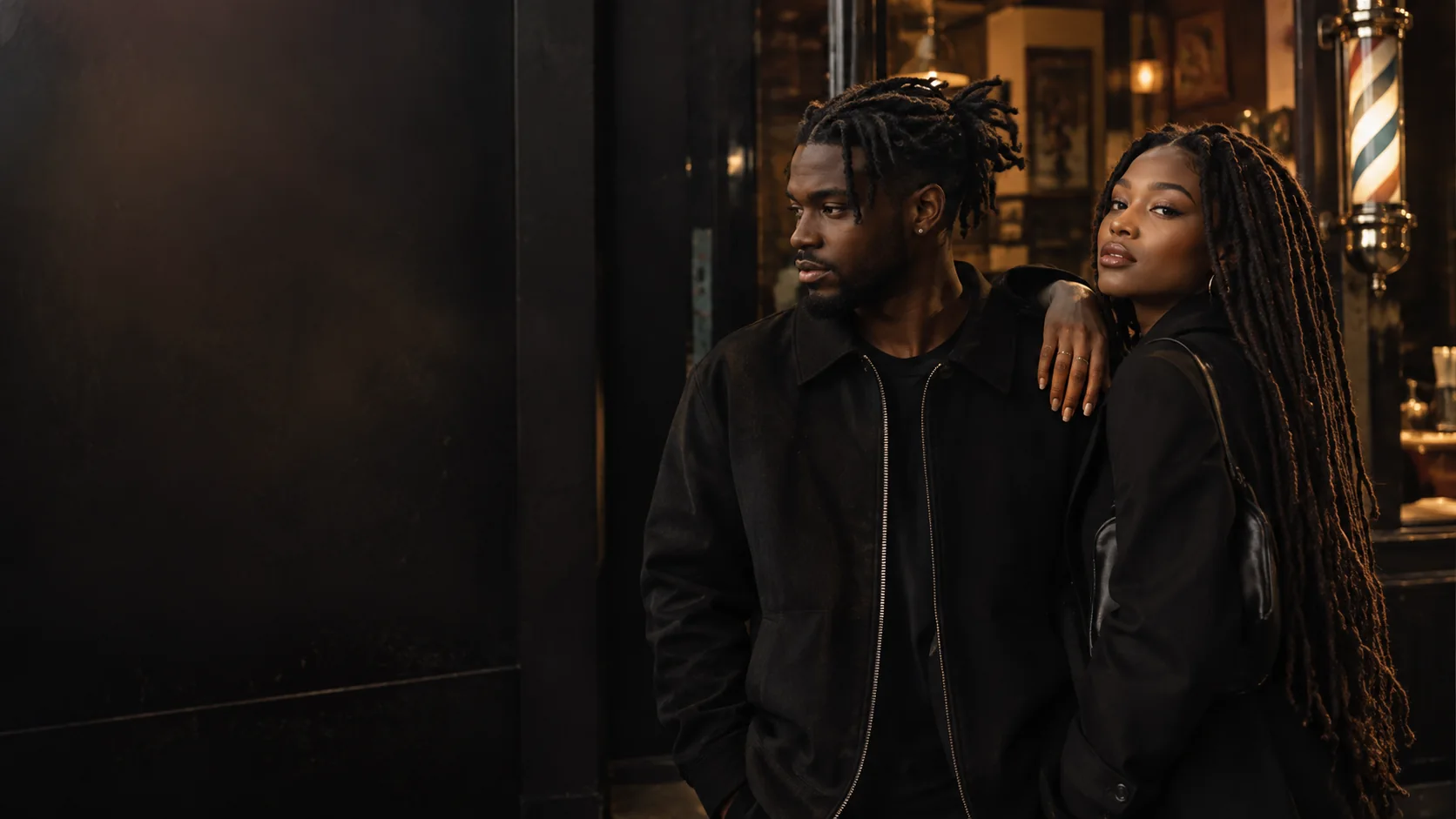 Homme et femme portant des locks de longueurs différentes